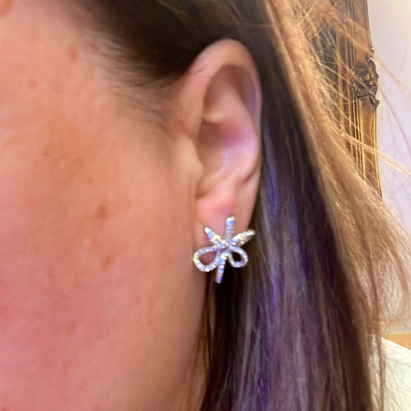 NADRI Flower CZ post earring - Picture 1 of 5